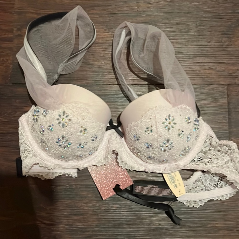 Nwt limited edition victoria secret bra 34B